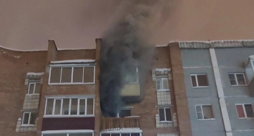 Пожарные спасли двух людей во время пожара в Сосногорске