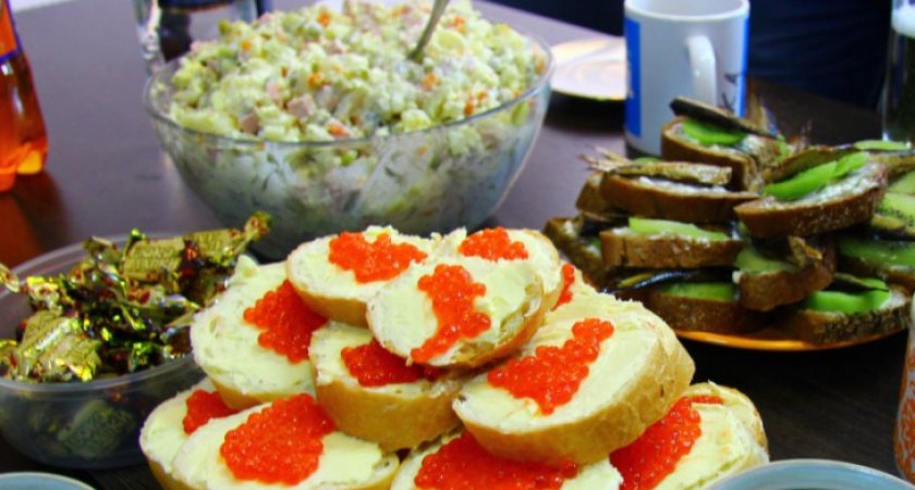 “Опасности “новогодней” еды”: что нужно помнить, накрывая праздничный стол