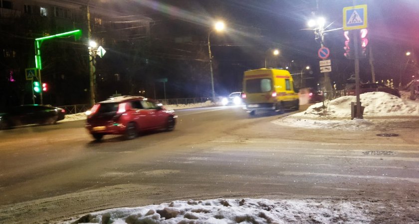 Прохожий на улице изрезал лицо незнакомке с помощью канцелярского ножа