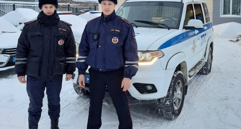 Ухтинские автоинспекторы не дали замерзнуть мужчине и женщине, попавшим в ДТП