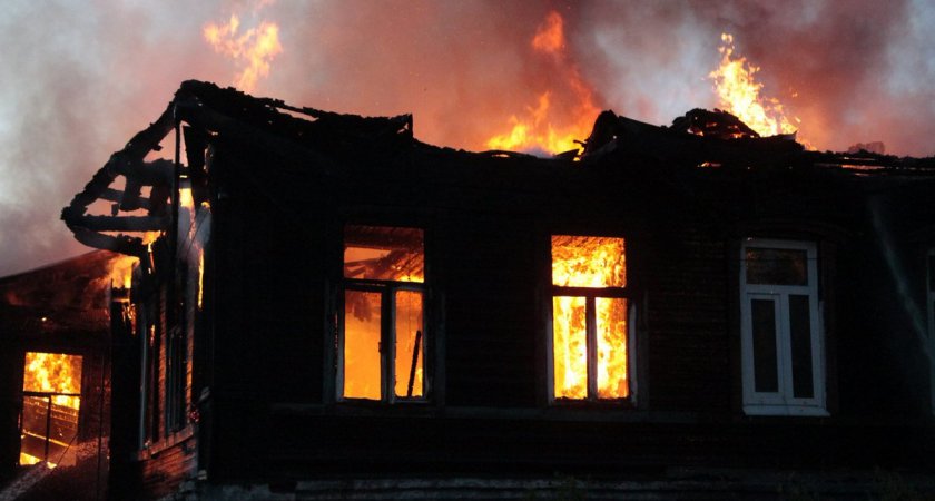 В Коми на пожаре чуть не погибла женщина