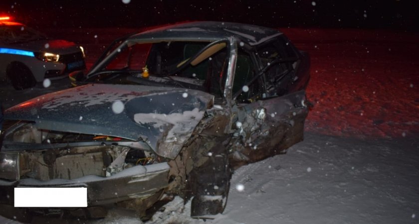 На дороге из Ухты в Сосногорск ВАЗ столкнулся с фургоном