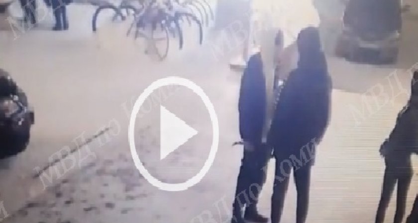 В Ухте нападение пьяного мужчины на подростков попало на видео