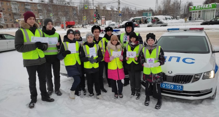 Ухтинские школьники напомнили водителям о необходимости использования детских автокресел