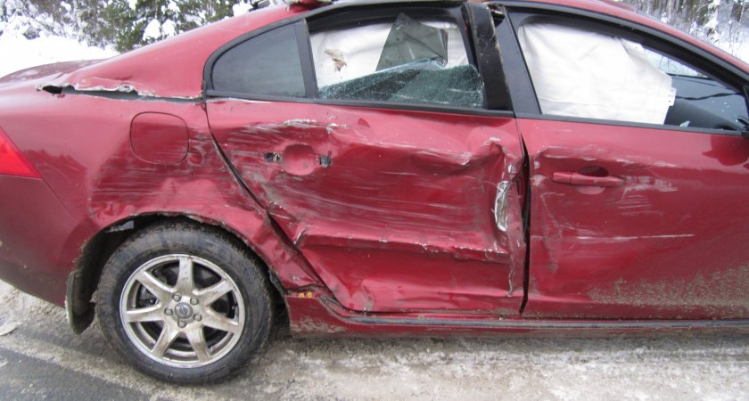 Под Ухтой Volvo влетел в снегоуборочный КАМАЗ