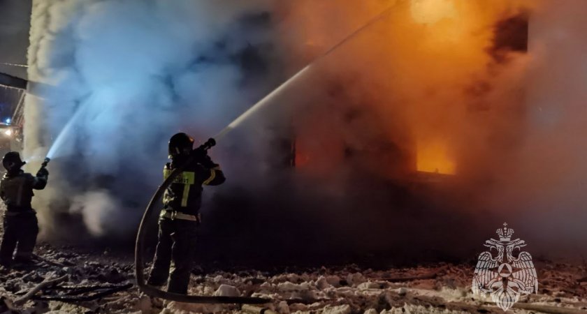 "Сгорел полностью": в Коми ночью полыхал страшный пожар в жилом доме