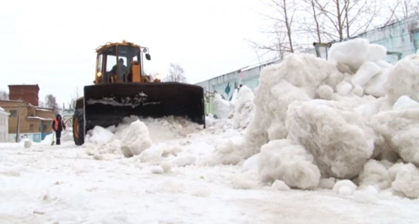 Городские власти Ухты решили “простимулировать” вывоз куч снега из дворов