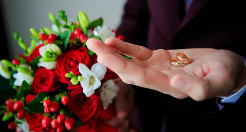 "Разгорелся скандал": в российском городе ЗАГС зарегистрировал брак между отцом и дочерью