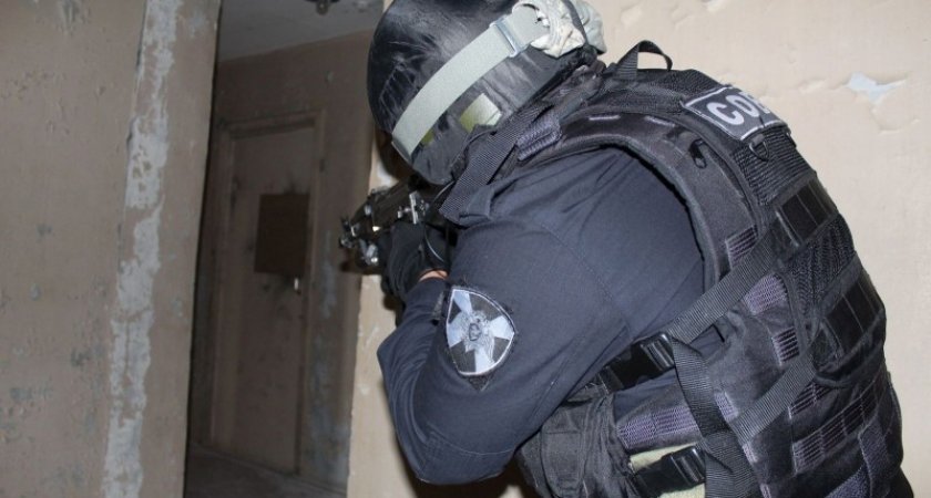 В Коми квартиру пьяного стрелка брали штурмом сотрудники СОБР "Заря"