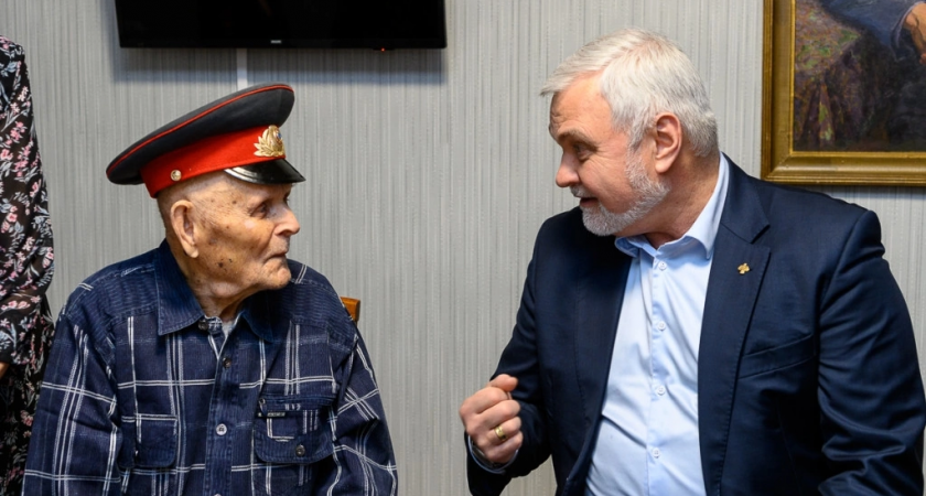 Владимир Уйба поздравил 103-летнего ветерана ВОВ с новосельем 