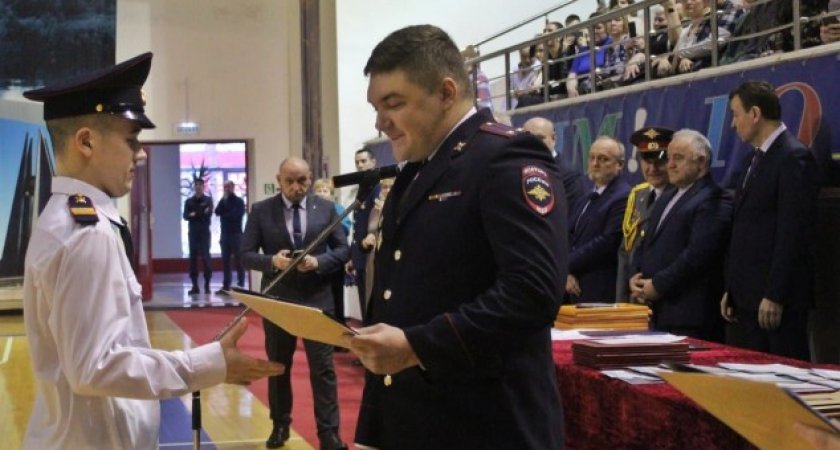 В Ухте полицейские поздравили будущих коллег с окончанием обучения
