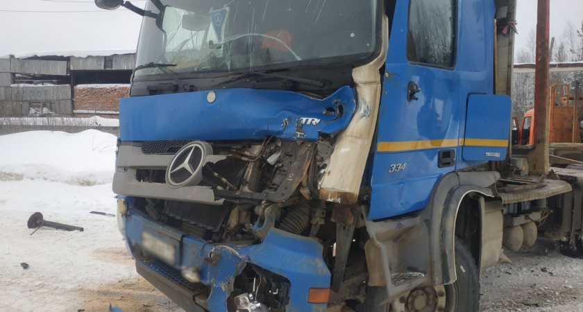 В Коми столкнулись два грузовика