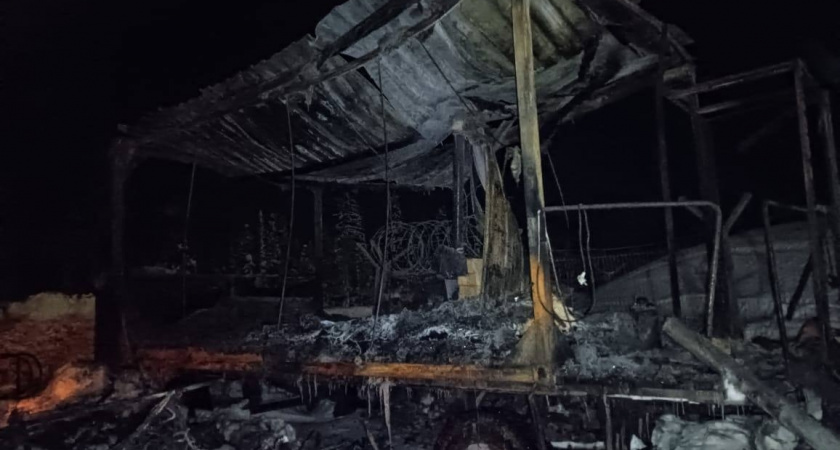 В Коми двое рабочих сгорели при пожаре