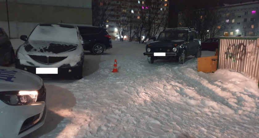 В Ухте сбили женщину, снимавшую, как строительный мусор высыпают в контейнер во дворе