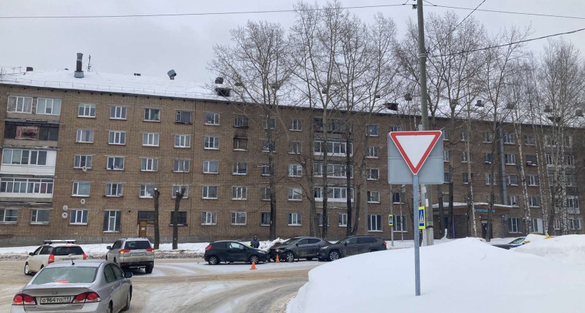 В Коми на перекрестке сразу четыре машины стали участниками ДТП