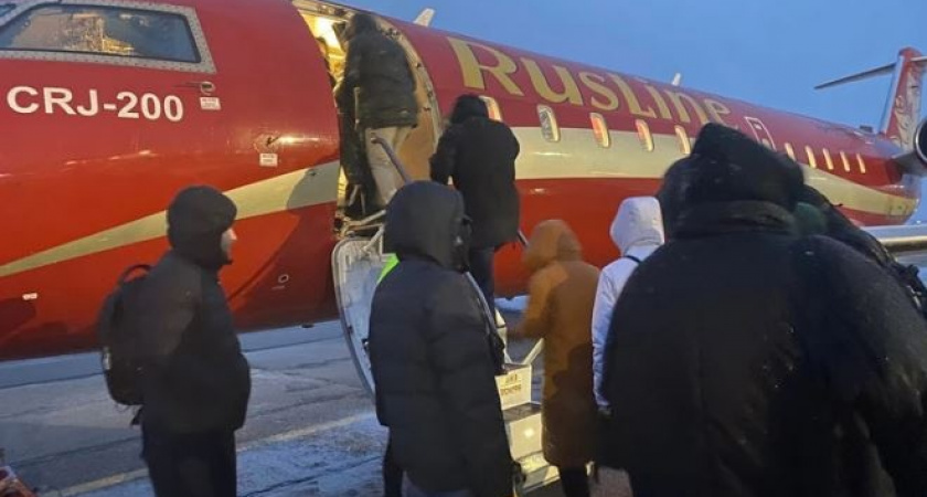 Пассажирскому самолету пришлось совершить вынужденную посадку в Коми