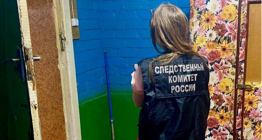 "Соседи не выдержали плач": Дети оказались заперты в квартире с умершими родителями