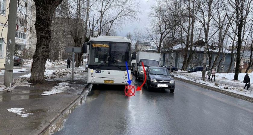 В Коми “легковушка” врезалась в автобус — пассажирка в больнице