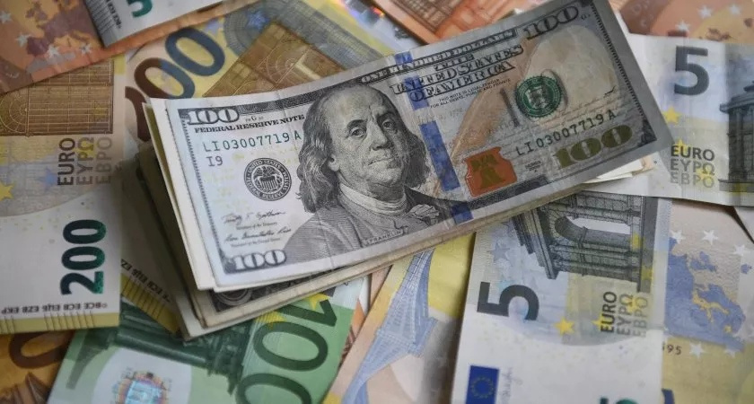Эксперты прогнозируют падение стоимости евро ниже стоимости доллара