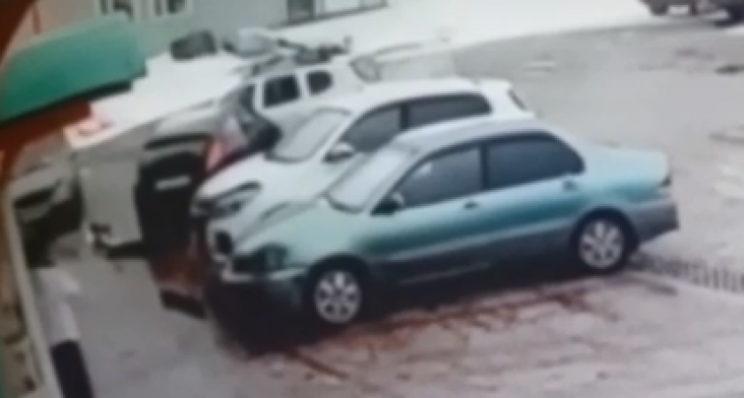 В Коми автоледи устроила погром на парковке