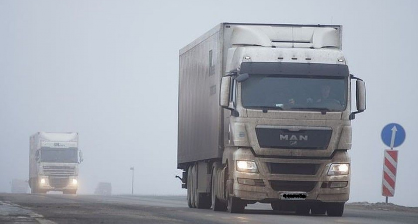 В Коми мужчина оказался зажат между кабиной и прицепом собственной фуры