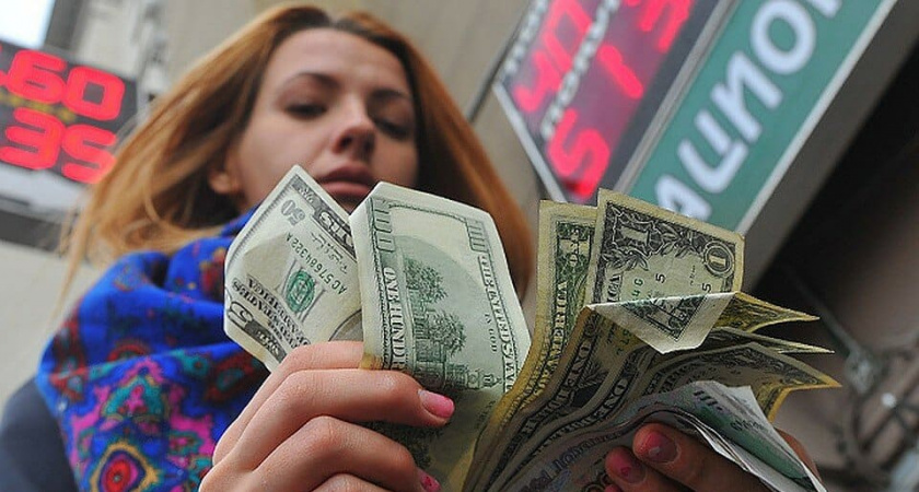 Россиянам посоветовали продавать доллары