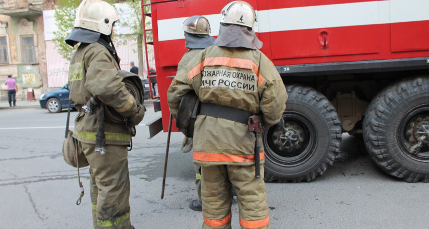 Пожар на одном из предприятий Коми ухудшил видимость на прилегающей трассе