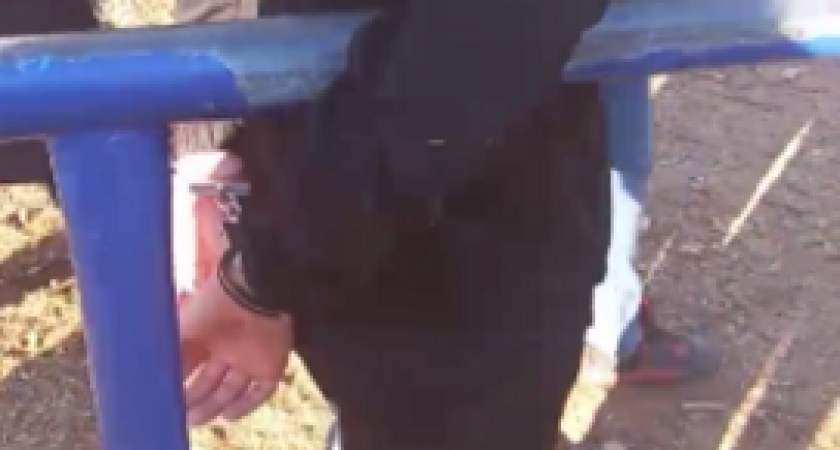 В Коми подростка приковали наручниками к турнику