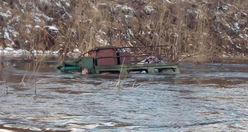 Из реки в Коми извлекли вездеход с телом мужчины