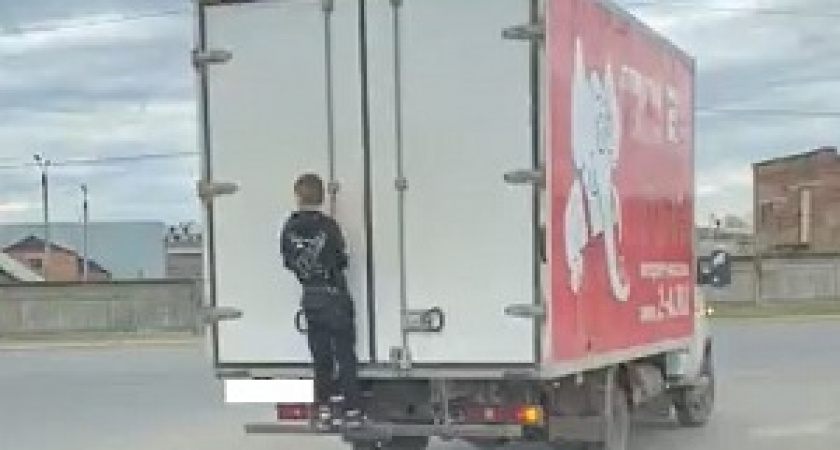 В Коми мальчик незаконно прицеплялся к машинам и катался