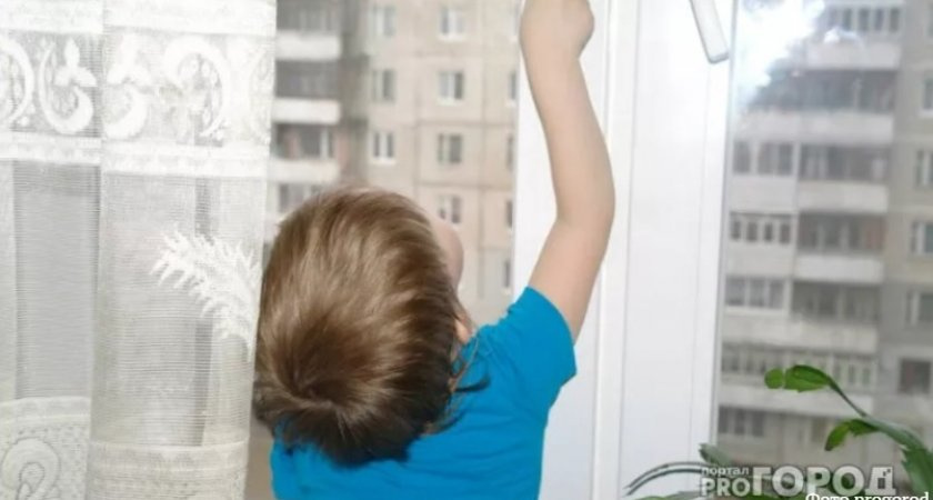 В Коми двухлетний малыш выпал из окна