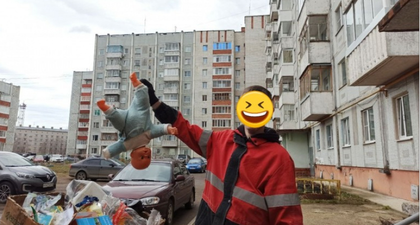 В Ухте жители в канализацию умудряются смыть кукол размером с ребенка