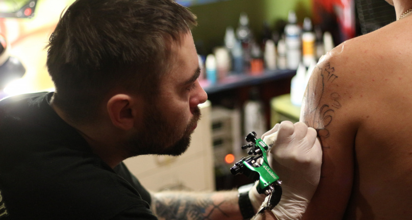 Врач рассказала об опасности татуировок