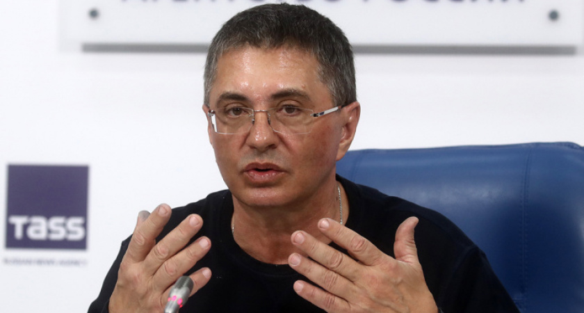 Вкусно, но смертельно опасно: Мясников назвал продукты, провоцирующие развитие рака