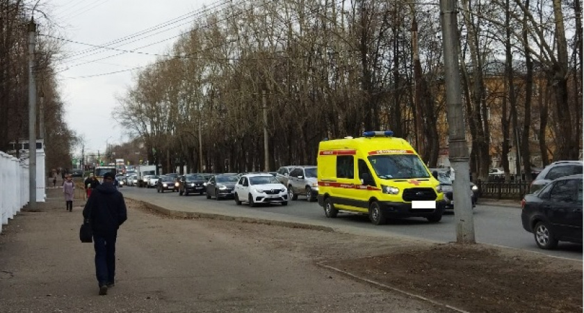 В Сосногорске сотрудники ДПС спасли детей после серьезной аварии