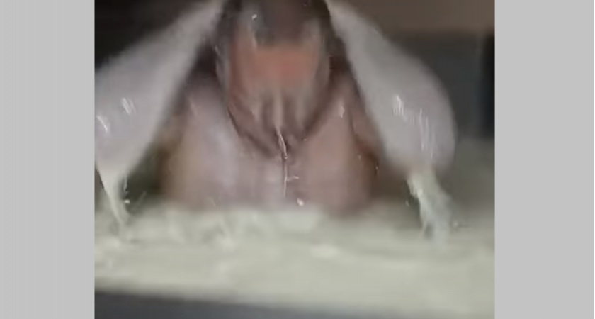 Роспотребнадзор проводит проверку после инцидента с купанием мужчин в чане с молоком