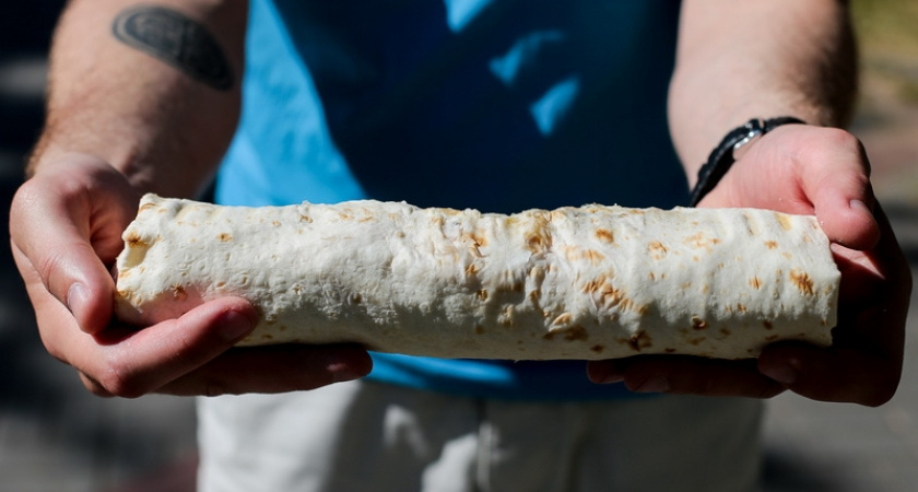 В России уже более 100 человек отравились шаурмой