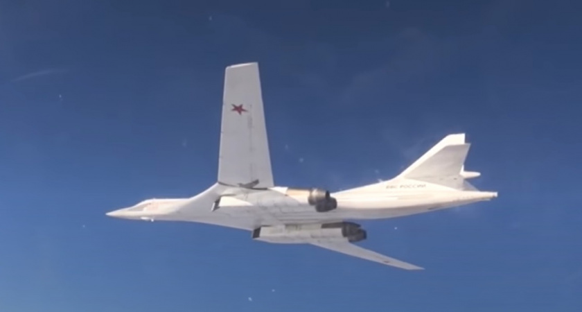Ракетоносцы Ту-160 приземлились на военном аэродроме Коми после 12-часового полета