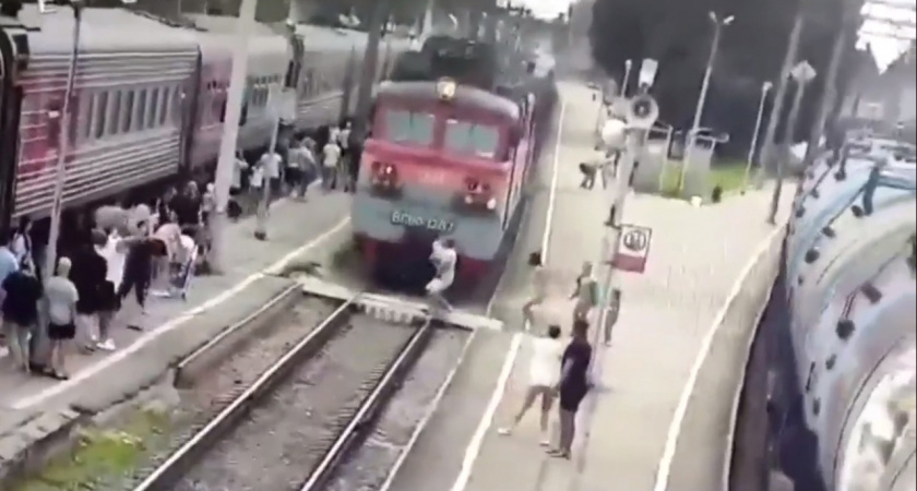 Жителя Коми с ребенком сбил поезд