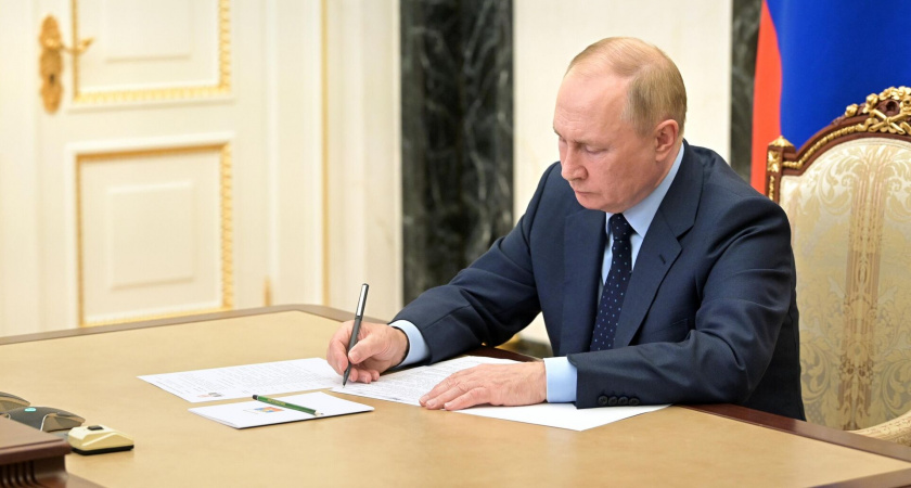 Путин поручил индексировать зарплаты бюджетников