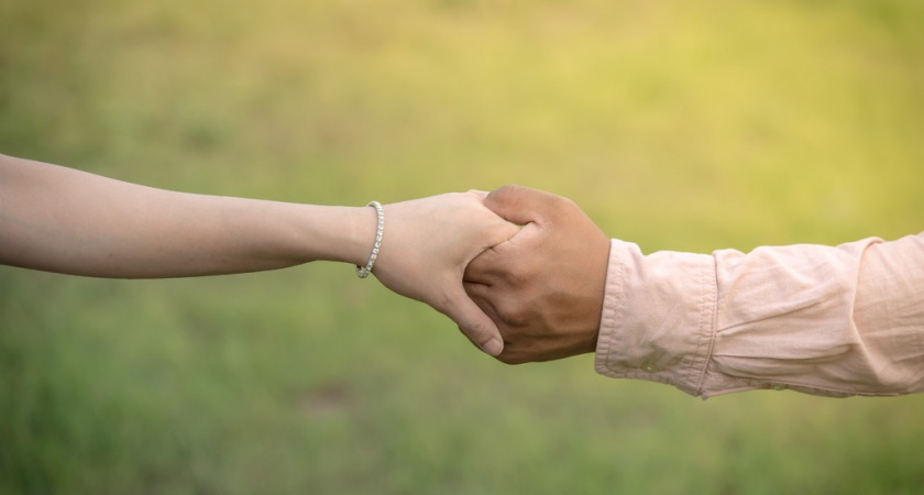 «Маменькин сынок»: мужчинам с этими именами трудно «отлипнуть» от юбки родительницы