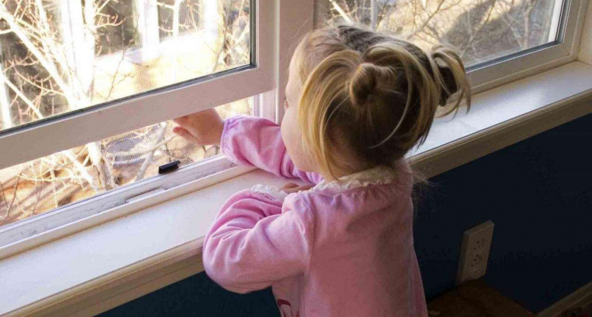 Девочка выпала из окна в Сосногорске