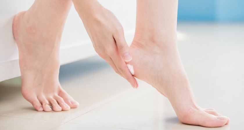 О чем сигнализируют: врач рассказала на что стоит обратить внимание при трещинах на стопах