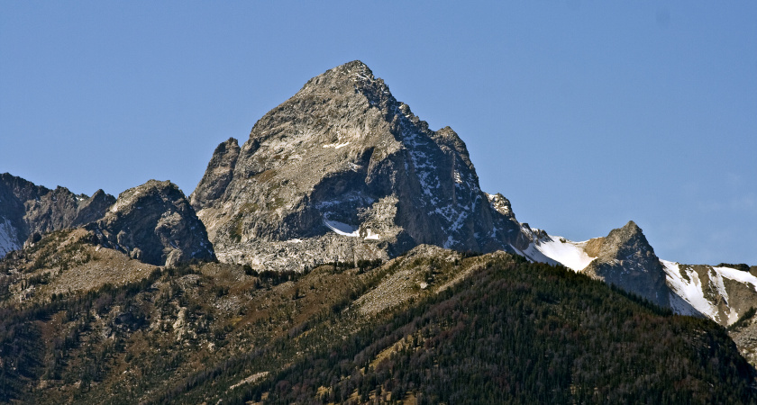 Чудеса: 13-летний мальчик выжил после падения с 30-метровой скалы