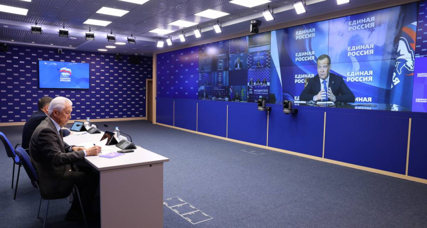 Дмитрий Медведев: "Единая Россия" должна победить на выборах при высоком доверии граждан