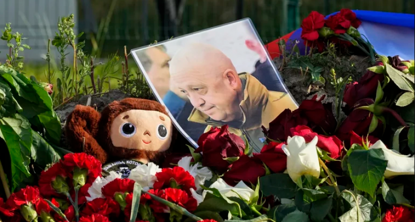 Россия попрощалась с Евгением Пригожиным: скромная могила и закрытая церемония