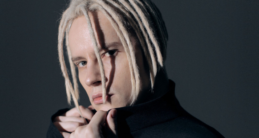 Не смогла противостоять эмоциям: обмороком закончился танец фанатки с певцом "Шаманом" на концерте