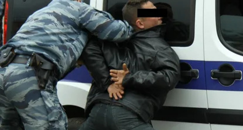 Неподалеку от Ухты полицейские задержали подростков, похитивших транспорт из запертого гаража