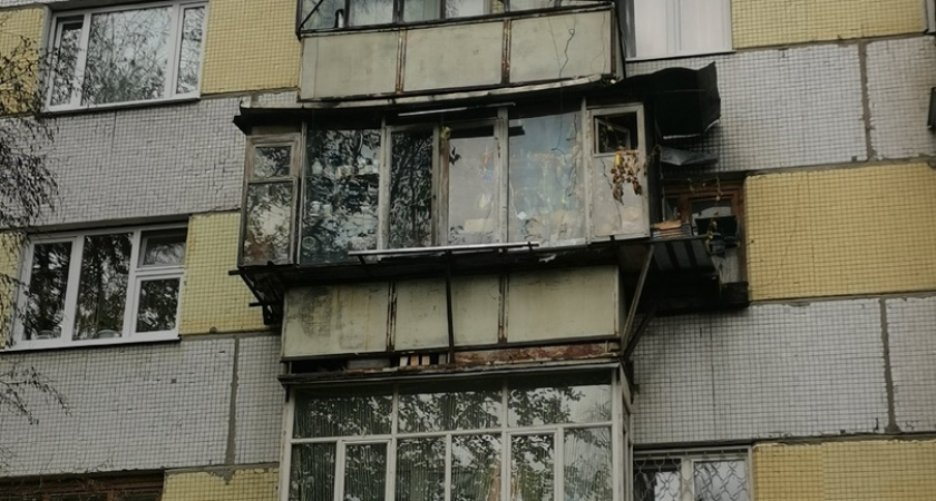 "Там уже трещина идёт, а он никого к себе не пускает": незаконная пристройка в Ухте угрожает соседям