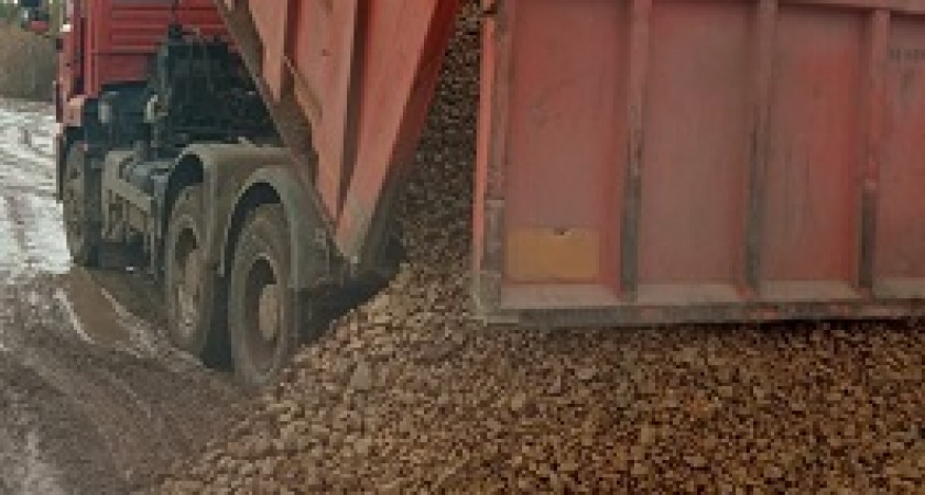 «Кисельный» участок дороги в РК исправили щебнем